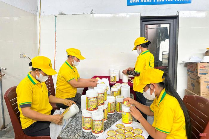 Công nhân HTX Chế biến nông sản, dược liệu Thu Hằng (xã Tứ Mỹ) thực hiện khâu đóng gói sản phẩm.