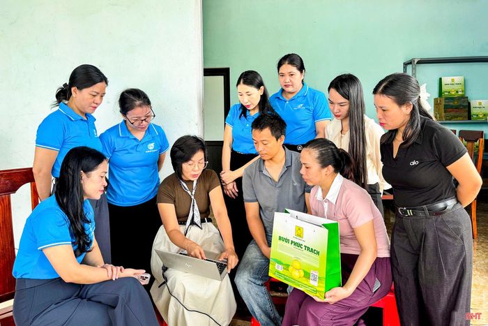 Thành viên Tổ tư vấn hỗ trợ phụ nữ khởi nghiệp Hà Tĩnh trao đổi với đại diện các HTX trong việc xây dựng chương trình "Mỗi sản phẩm một câu chuyện".