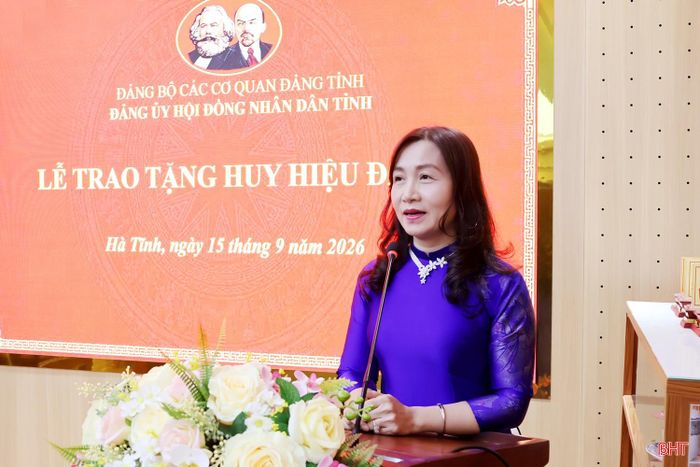 Các đồng chí Nguyễn Thị Việt Hà - Tỉnh ủy viên, Phó Bí thư Đảng ủy, Phó Chủ tịch HĐND tỉnh và Nguyễn Thị Mai Thủy - Tỉnh ủy viên, Phó Bí thư Đảng ủy các cơ quan Đảng tỉnh phát biểu chúc mừng đồng chí Nguyễn Thị Nhuần.