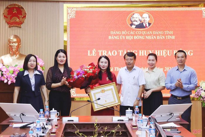Các đồng chí Dương Tất Thắng - Ủy viên BTV Tỉnh ủy, Bí thư Đảng ủy, Phó Chủ tịch Thường trực HĐND tỉnh; Nguyễn Thị Việt Hà - Tỉnh ủy viên, Phó Bí thư Đảng ủy, Phó Chủ tịch HĐND tỉnh cùng các Ủy viên Ban Chấp hành Đảng bộ HĐND tỉnh tặng hoa chúc mừng đồng chí Nguyễn Thị Nhuần.