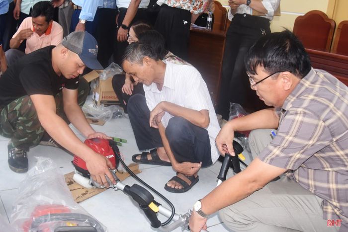 Nhà cung cấp hướng dẫn người dân cách sử dụng, bảo quản và đảm bảo an toàn.