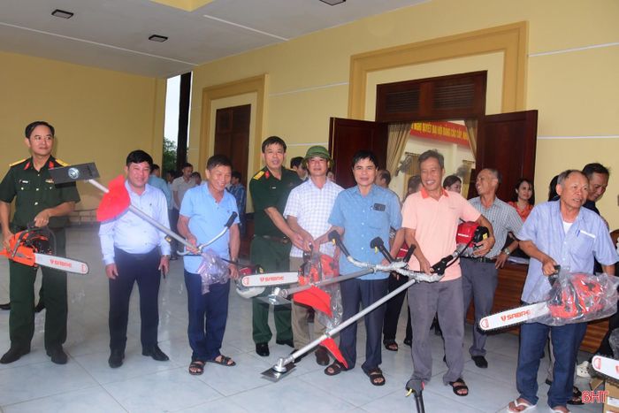 Cán bộ thôn và các lực lượng được trang cấp những dụng cụ thiết yếu để nâng cao hiệu quả ứng phó với thiên tai.