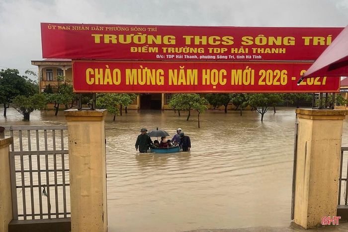Lực lượng chức năng di chuyển học sinh, giáo viên đến nơi an toàn.