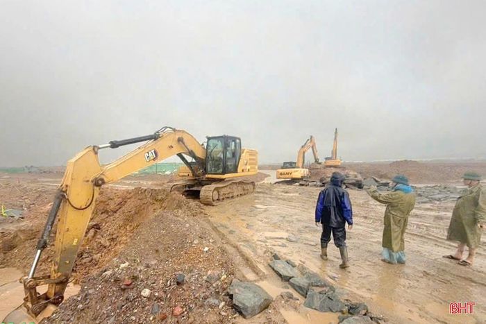 Phường Vũng Áng huy động máy móc khơi thông dòng chảy.