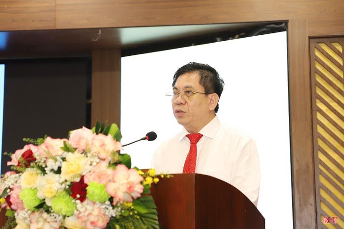  Hiệu trưởng Trường THPT Chuyên Hà Tĩnh Hoàng Bá Hùng tham luận về khai thác hiệu quả giáo dục STEM/ STEAM trong kỷ nguyên số. 