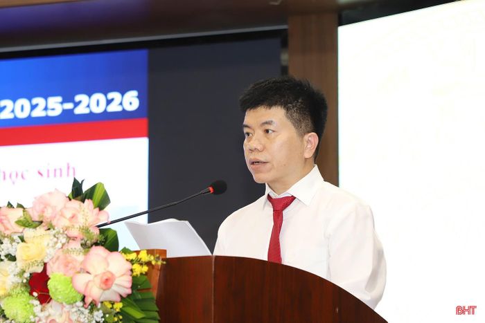 Phó Giám đốc Sở GD&ĐT Nguyễn Hồng Cường báo cáo kết quả năm học 2025 - 2026.