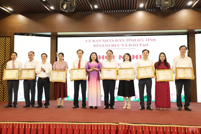 Phó Chủ tịch UBND tỉnh Nguyễn Thị Nguyệt và lãnh đạo Sở GD&ĐT danh hiệu Tập thể lao động xuất sắc và bằng khen của Chủ tịch UBND tỉnh cho các tập thể.