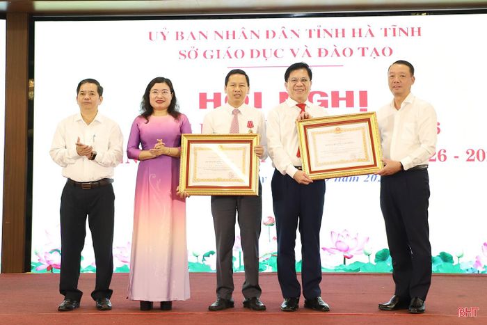 Chủ tịch UBND tỉnh Phan Thiên Định, Phó Chủ tịch UBND tỉnh Nguyễn Thị Nguyệt và lãnh đạo Sở GD&ĐT trao Huân chương Lao động hạng Ba cho 2 cá nhân có thành tích xuất sắc trong công tác, góp phần vào sự nghiệp xây dựng chủ nghĩa xã hội và bảo vệ Tổ quốc.