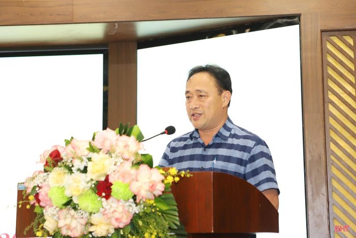 HIệu trưởng Trường Tiểu học, THCS & THPT Albert Einstein Nguyễn Gia Việt tham luận về đa dạng hóa các hình thức tổ chức dạy học tiếng Anh, nâng cao môi trường thực hành và năng lực sử dụng ngoại ngữ cho học sinh.