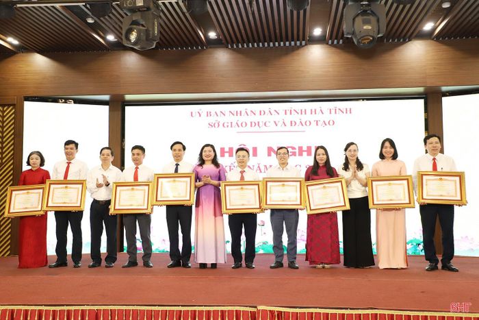 Phó Chủ tịch UBND tỉnh Nguyễn Thị Nguyệt và đại biểu trao bằng khen của Thủ tướng Chính phủ cho các cá nhân có thành tích xuất sắc trong công tác GD&ĐT.