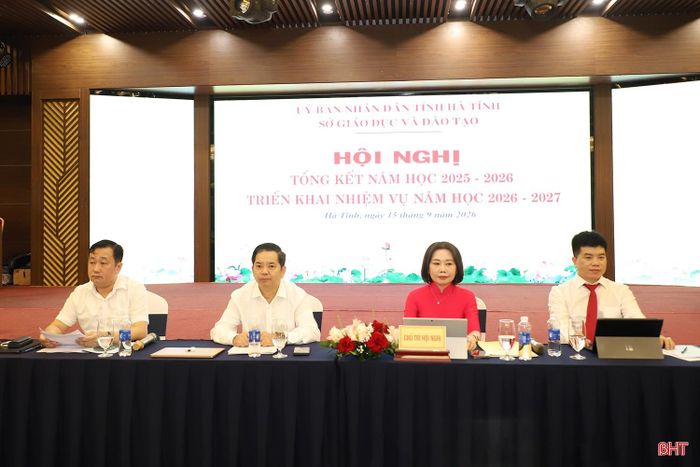 Chủ trì hội nghị.
