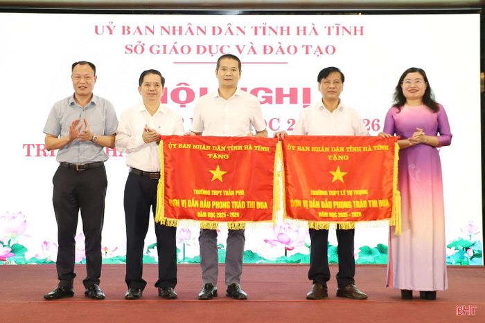 Phó Chủ tịch UBND tỉnh Nguyễn Thị Nguyệt và đại biểu trao Cờ thi đua của UBND tỉnh cho 2 tập thể đã có thành tích trong phong trào thi đua yêu nước năm học 2025 - 2026.