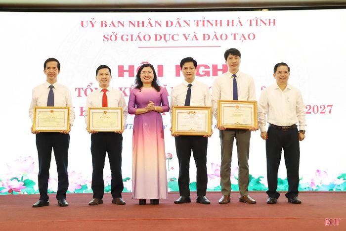 Phó Chủ tịch UBND tỉnh Nguyễn Thị Nguyệt và lãnh đạo Sở GD&ĐT trao tặng bằng khen của Bộ GD&ĐT, danh hiệu Tập thể lao động xuất sắc và bằng khen của Chủ tịch UBND tỉnh cho các tập thể, cá nhân.