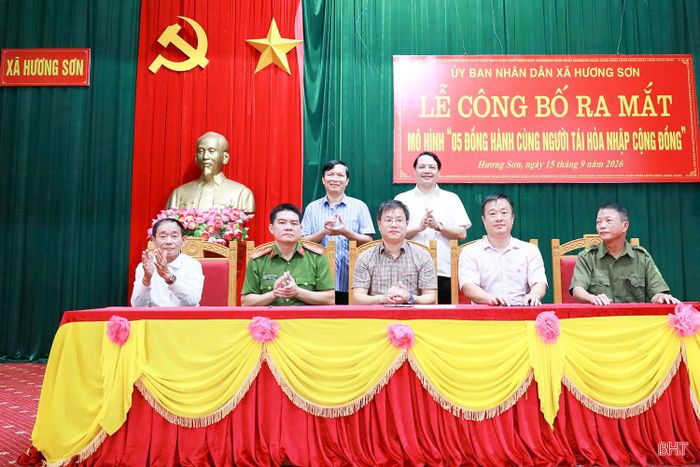 Các đơn vị, tổ chức liên quan ký cam kết thực hiện mô hình “05 đồng hành cùng người tái hòa nhập cộng đồng” trên địa bàn xã Hương Sơn.