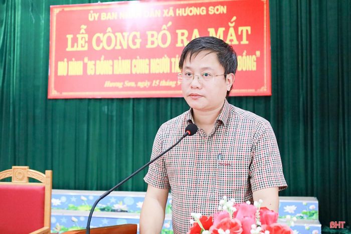 Phó Chủ tịch UBND xã Hương Sơn Trần Tuấn Khoa phát biểu tại buổi lễ ra mắt mô hình "05 đồng hành cùng người tái hòa nhập cộng đồng”.