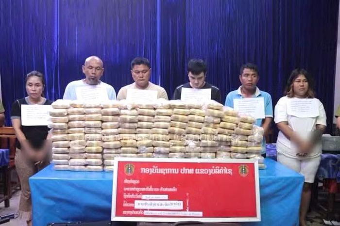 6 đối tượng bị bắt giữ cùng tang vật là 800.000 viên ma túy tổng hợp.