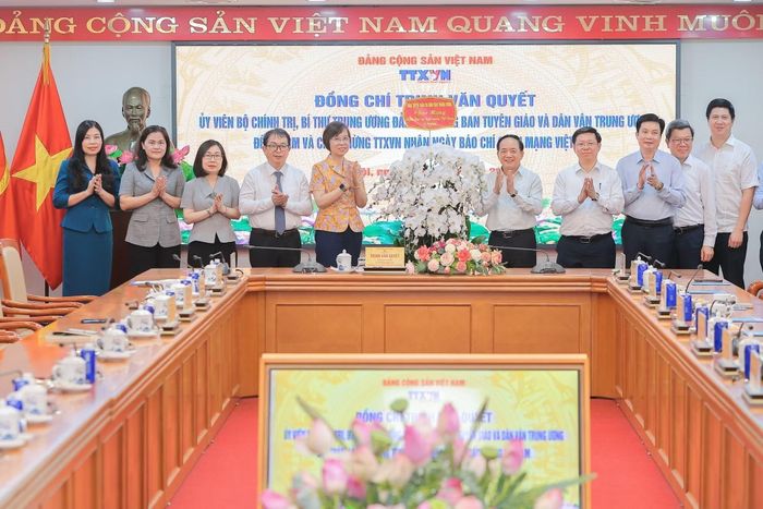 Ngày 18/6/2026, Ủy viên Bộ Chính trị, Bí thư Trung ương Đảng, Trưởng Ban Tuyên giáo và Dân vận Trung ương (nay là Ban Tuyên giáo Trung ương) Trịnh Văn Quyết đến thăm Thông tấn xã Việt Nam. (Ảnh: TTXVN)