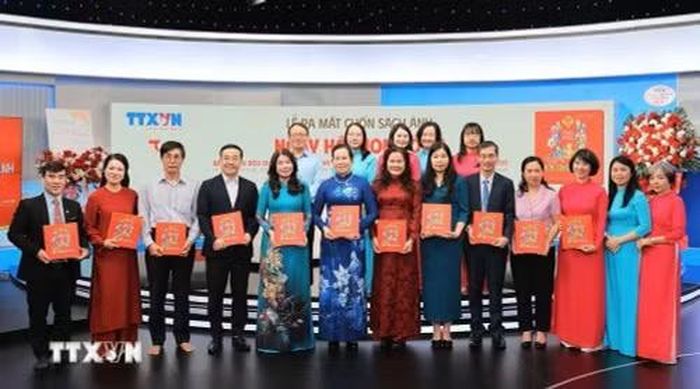 Lễ ra mắt cuốn sách ảnh song ngữ Việt-Anh mang tựa đề "Ngày hội non sông" do Nhà xuất bản Thông tấn tổ chức ngày 24/4/2026. (Ảnh: Lê Đông/TTXVN)
