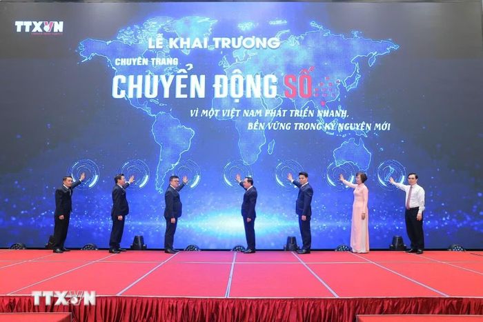 Các đại biểu thực hiện Nghi thức khai trương chuyên trang thông tin "Chuyển động số" của Thông tấn xã Việt Nam ngày 19/6/2026. (Ảnh: Minh Quyết/TTXVN)