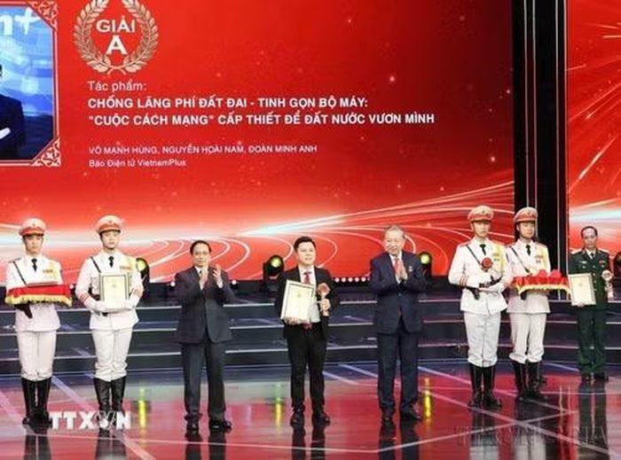 Tổng Bí thư Tô Lâm và Thủ tướng Phạm Minh Chính trao giải A cho nhóm tác giả Báo điện tử VietnamPlus, Thông tấn xã Việt Nam tại Lễ tuyên dương Bí thư chi bộ xuất sắc và trao giải Búa liềm vàng lần thứ X (Hà Nội, 3/2/2026). (Ảnh: Thống Nhất/TTXVN)