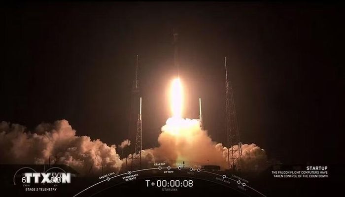 Tên lửa đẩy Falcon 9 mang theo 60 vệ tinh Starlink của SpaceX rời bệ phóng tại Trạm không quân Mũi Canaveral, bang Florida (Mỹ). (Ảnh minh họa: AP/TTXVN)
