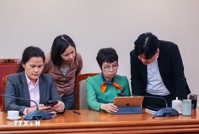 Tổng Giám đốc TTXVN Vũ Việt Trang và Phó Tổng giám đốc Nguyễn Thị Sự thực hành sử dụng AI tại khóa tập huấn “Ứng dụng trí tuệ nhân tạo phục vụ công tác quản lý trong môi trường số” do TTXVN tổ chức tháng 11/2025. (Ảnh: Hoàng Hiếu/TTXVN)