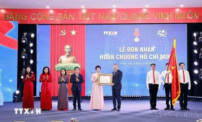 Tổng Bí thư Tô Lâm trao Huân chương Hồ Chí Minh (lần thứ 3) cho Thông tấn xã Việt Nam tại lễ kỷ niệm 80 năm Ngày truyền thống Thông tấn xã Việt Nam (15/9/1945-15/9/2025). (Ảnh: Doãn Tấn/TTXVN)