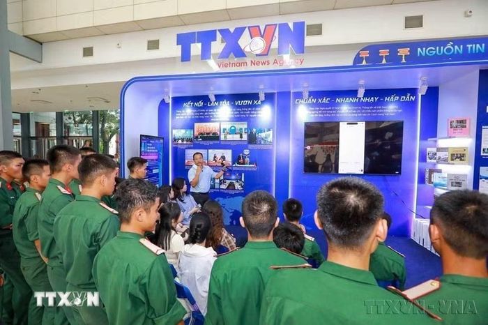 TTXVN tổ chức chương trình workshop với chủ đề: "AI - ứng dụng sáng tạo báo chí bằng điện thoại di động" thu hút đông sự quan tâm của các bạn trẻ và khách tham quan tại Hội Báo Toàn quốc 2025. (Ảnh: Khánh Hòa/TTXVN)