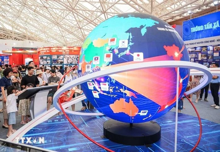Người dân và du khách tham quan, tìm hiểu các sản phẩm thông tin của Thông tấn xã Việt Nam tại Triển lãm thành tựu đất nước "80 năm Độc lập-Tự do-Hạnh phúc" trong Trung tâm triển lãm Việt Nam. (Ảnh: Hoàng Hiếu/TTXVN)