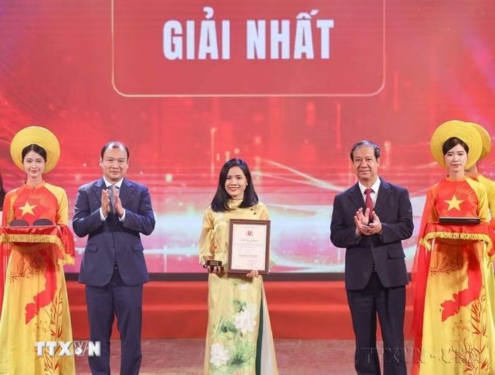 Tác giả Phạm Mai, Báo Điện tử VietnamPlus (Thông tấn xã Việt Nam) đạt giải Nhất ở loại hình báo điện tử tại Lễ trao Giải báo chí toàn quốc "Vì sự nghiệp giáo dục Việt Nam" năm 2025. (Ảnh: Thanh Tùng/TTXVN)