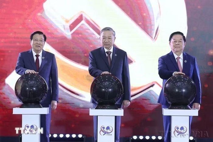 Tổng Bí thư Tô Lâm và các đồng chí lãnh đạo Đảng, Nhà nước thực hiện nghi thức khai trương Trang thông tin Đại hội đại biểu toàn quốc lần thứ XIV của Đảng tại Lễ đón nhận Huân chương Hồ Chí Minh và kỷ niệm 80 năm Ngày truyền thống Thông tấn xã Việt Nam (15/9/1945-15/9/2025). (Ảnh: Thống Nhất/TTXVN)
