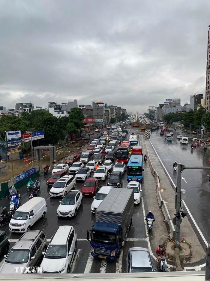 Cầu Vĩnh Tuy ùn tắc kéo dài. (Ảnh: Nhật Anh/TTXVN)