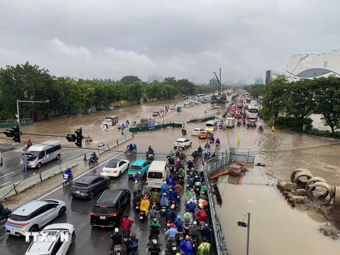 Phố Đàm Quang Trung chìm trong biển nước. (Ảnh: Nhật Anh/TTXVN)
