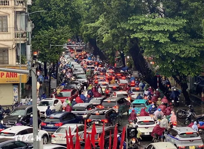 Dòng xe nối đuôi nhau trên phố Lò Đúc. (Ảnh: Nhật Anh/TTXVN)