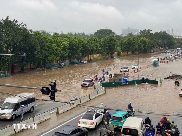 Phố Đàm Quang Trung chìm trong biển nước. (Ảnh: Nhật Anh/TTXVN)