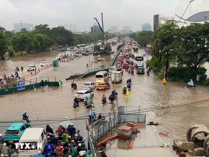 Phố Đàm Quang Trung chìm trong biển nước. (Ảnh: Nhật Anh/TTXVN)