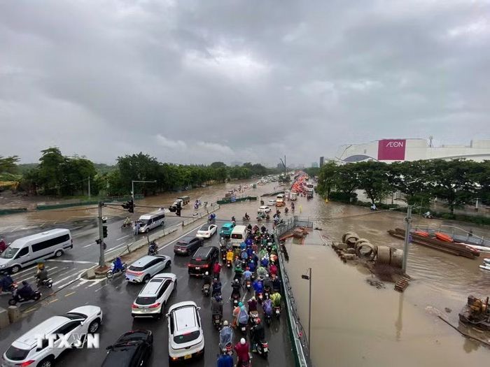Phố Đàm Quang Trung chìm trong biển nước. (Ảnh: Nhật Anh/TTXVN)
