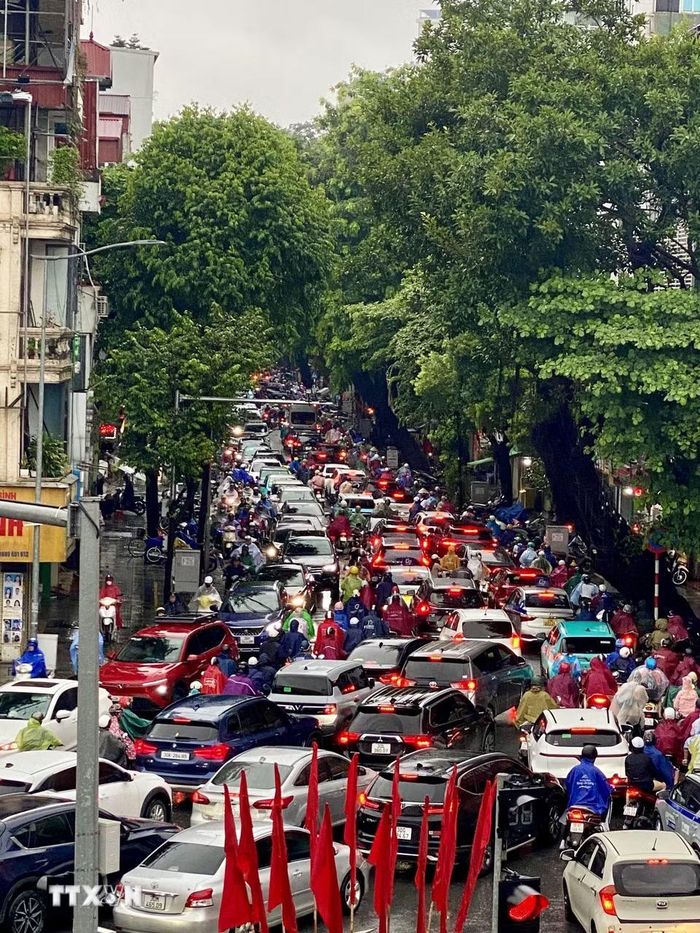 Dòng xe nối đuôi nhau trên phố Lò Đúc. (Ảnh: Nhật Anh/TTXVN)