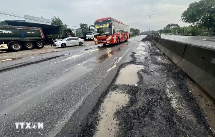 Đoạn đường Quốc lộ 1A đi qua xã Hải Lăng (Quảng Trị) bị hư hỏng nghiêm trọng, gây mất an toàn giao thông. (Ảnh: Nguyên Linh/TTXVN)