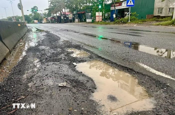 Đoạn đường Quốc lộ 1A đi qua xã Hải Lăng (Quảng Trị) bị hư hỏng nghiêm trọng, gây mất an toàn giao thông. (Ảnh: Nguyên Linh/TTXVN)