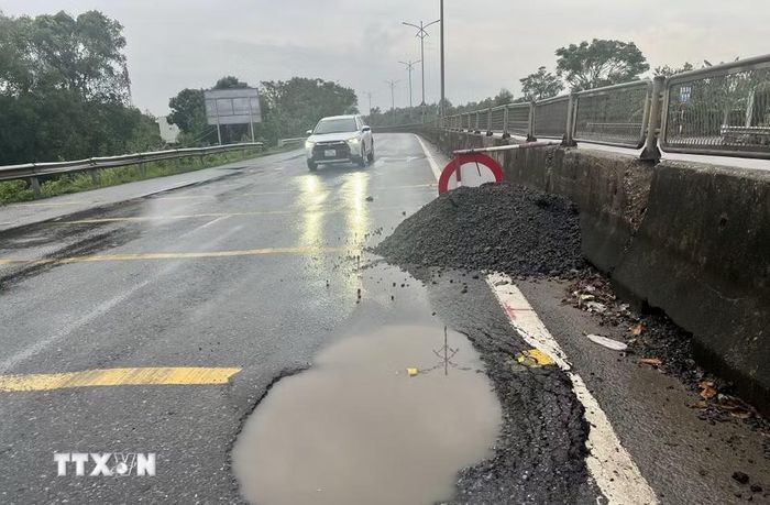 Sau mưa lũ, Quốc lộ 1A qua các xã Hải Lăng, Triệu Phong và phường Quảng Trị (Quảng Trị) xuất hiện nhiều “ổ gà”, “ổ voi,” tiềm ẩn nguy cơ mất an toàn giao thông. (Ảnh: Nguyên Linh/TTXVN)