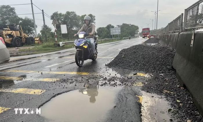 Đoạn đường Quốc lộ 1A đi qua xã Hải Lăng (Quảng Trị) xuất hiện nhiều ổ gà, ổ voi, gây mất an toàn giao thông. (Ảnh: Nguyên Linh/TTXVN)