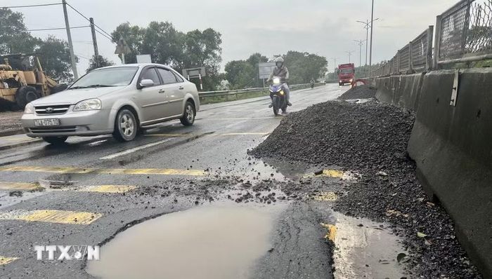 Đoạn đường Quốc lộ 1A đi qua xã Hải Lăng (Quảng Trị) xuất hiện nhiều điểm hư hỏng, mặt đường bị lún, gây mất an toàn giao thông. (Ảnh: Nguyên Linh/TTXVN)