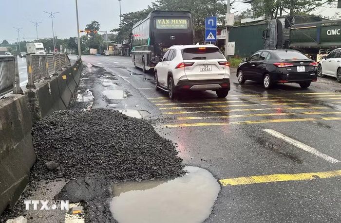 Sau mưa lũ, Quốc lộ 1A qua các xã Hải Lăng, Triệu Phong và phường Quảng Trị (Quảng Trị) xuất hiện nhiều “ổ gà”, “ổ voi,” tiềm ẩn nguy cơ mất an toàn giao thông. (Ảnh: Nguyên Linh/TTXVN)