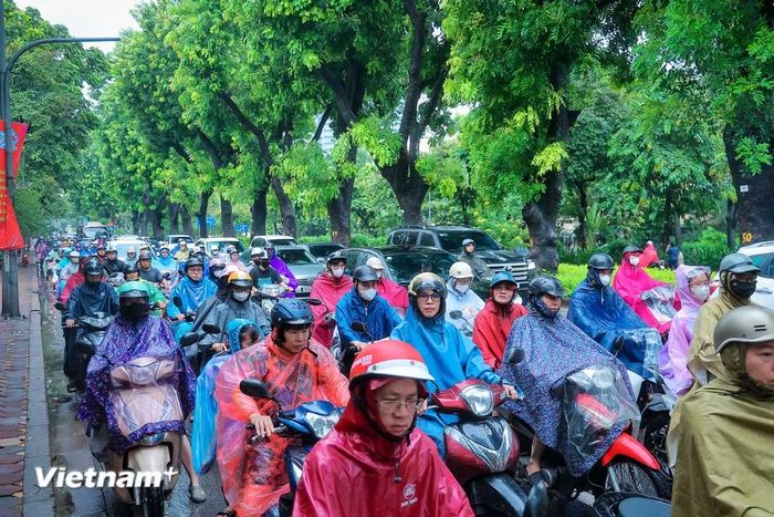 Đường Kim Mã ùn tắc kéo dài cả tuyến đường. (Ảnh: Hoài Nam/Vietnam+)