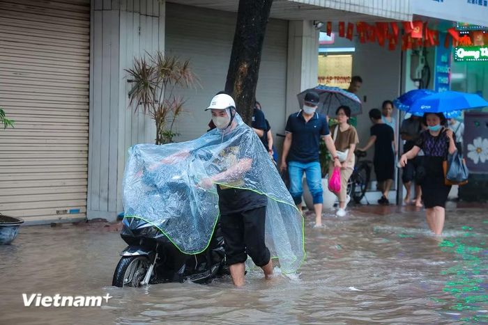 Ghi nhận tại khung giờ cao điểm sáng 15/9, các tuyến phố bị ngập nước, giao thông luôn trong tình trạng đông đúc, người dân di chuyển rất khó khăn. (Ảnh: Hoài Nam/Vietnam+)