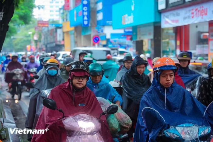 Giao thông khó khăn tại đường Đội Cấn. (Ảnh: Hoài Nam/Vietnam+)