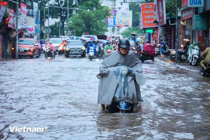 Tại phố Núi Trúc (Giảng Võ, Hà Nội) ghi nhận đoạn ngập khoảng 500m, có những đoạn ngập sâu hết cả bánh xe. (Ảnh: Hoài Nam/Vietnam+)
