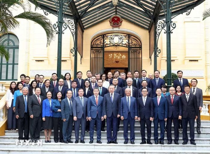 Tổng Bí thư, Chủ tịch nước Tô Lâm và đại diện Ban Chấp hành Liên hiệp các tổ chức hữu nghị Việt Nam khóa VII. (Ảnh: Thống Nhất/TTXVN) 