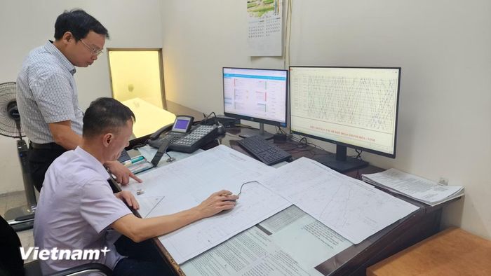 Đặc thù điều độ chạy tàu luôn căng thẳng đầu óc, đòi hỏi độ chính xác tuyệt đối để có những chuyến tàu đúng giờ, thông suốt và an toàn. (Ảnh: Việt Hùng/Vietnam+)